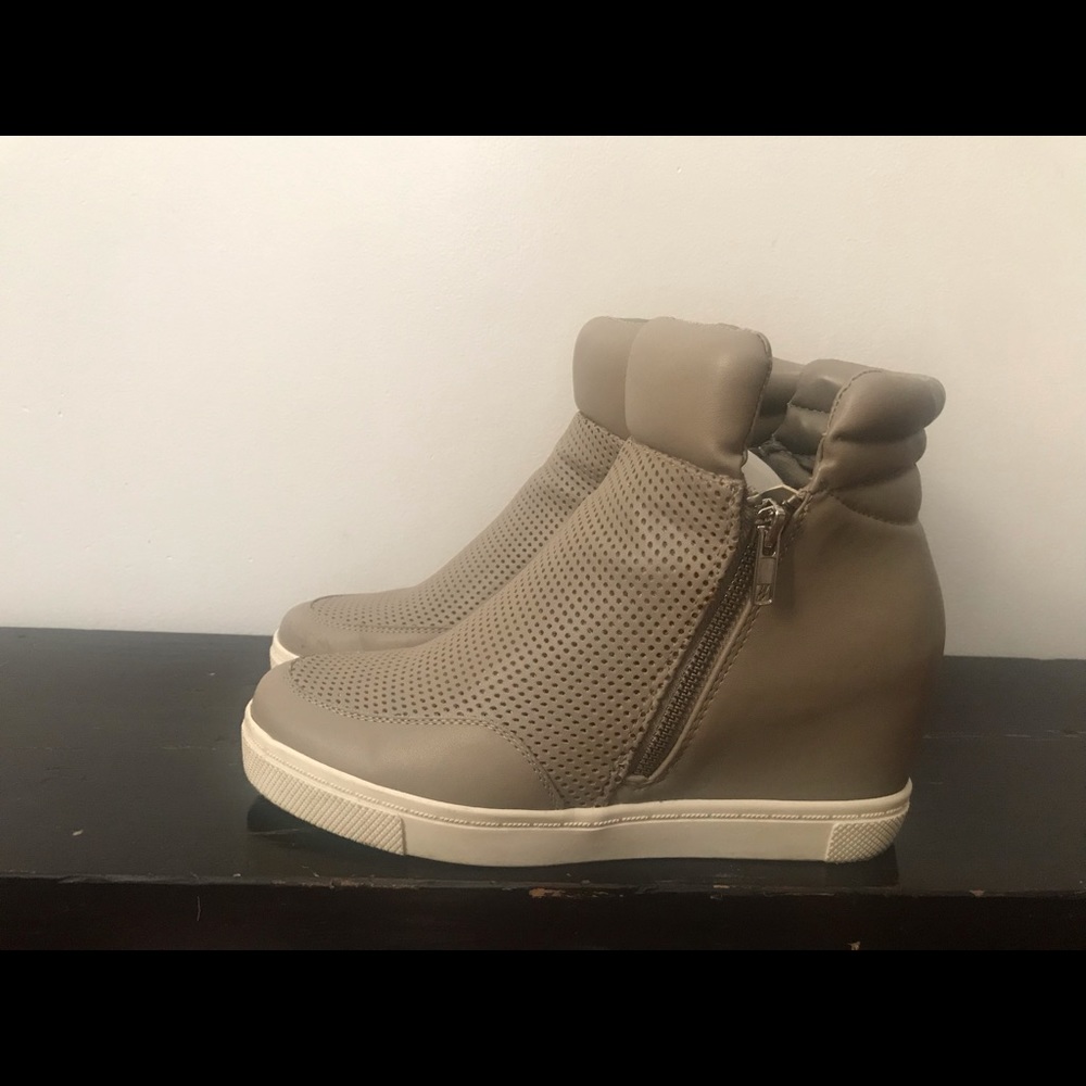 BRASH women wedge sneaker size 9 color grayish/dk beige